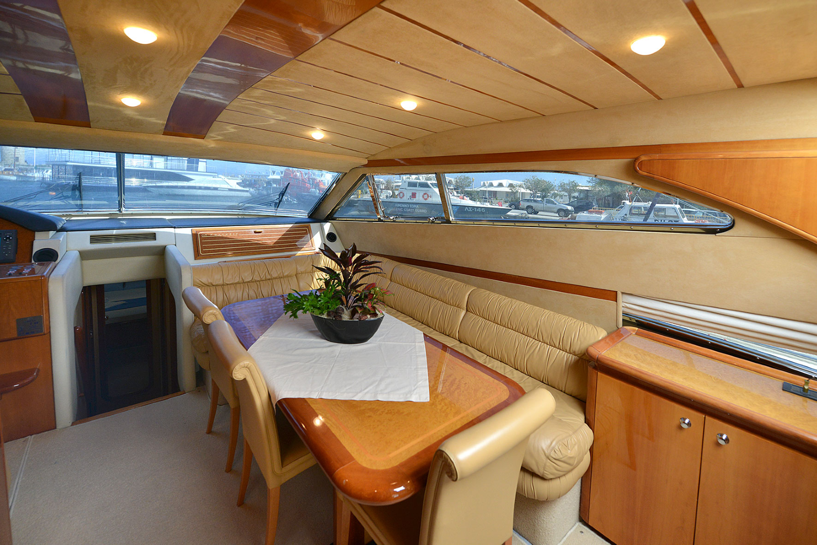 yacht-dining-table