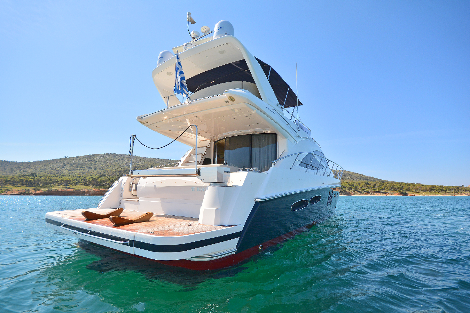Luxury-Motor-yacht-Wavemaster-back