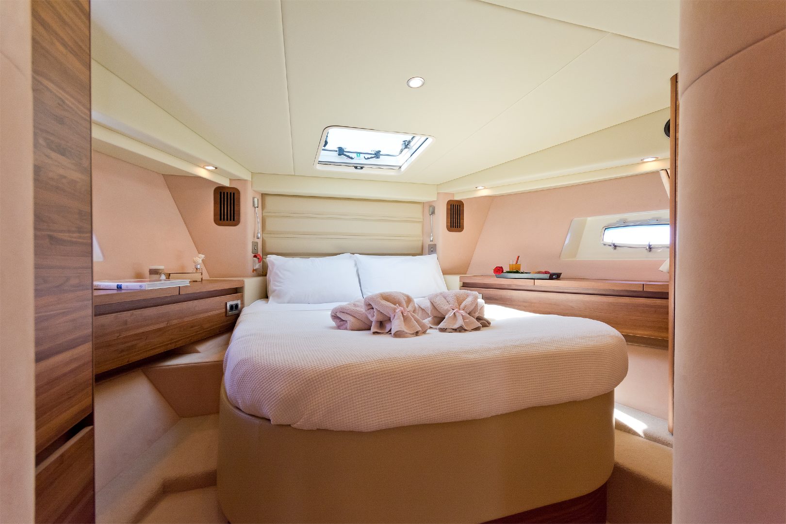 yacht-bedroom-lower-deck
