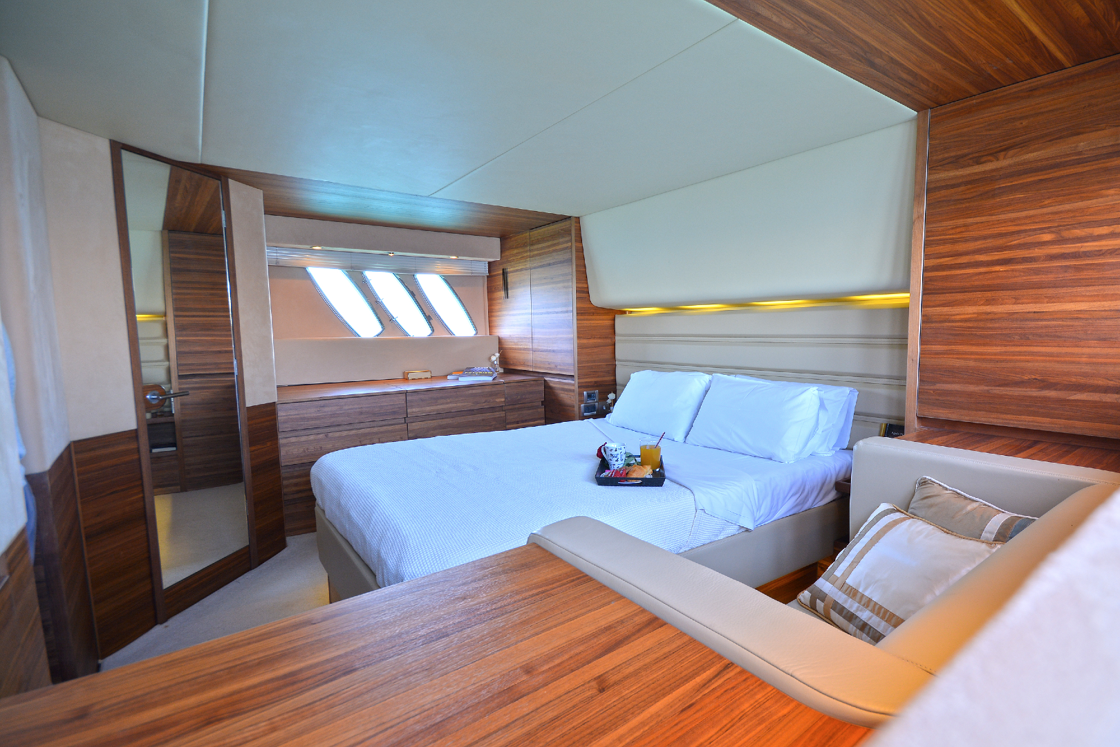 Luxury- Motor-yacht-Wavemaster-bedroom-view