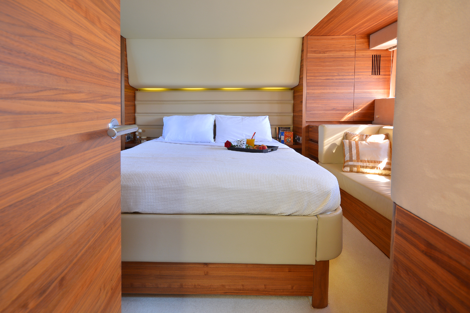 Luxury-Motor-yacht-bedroom