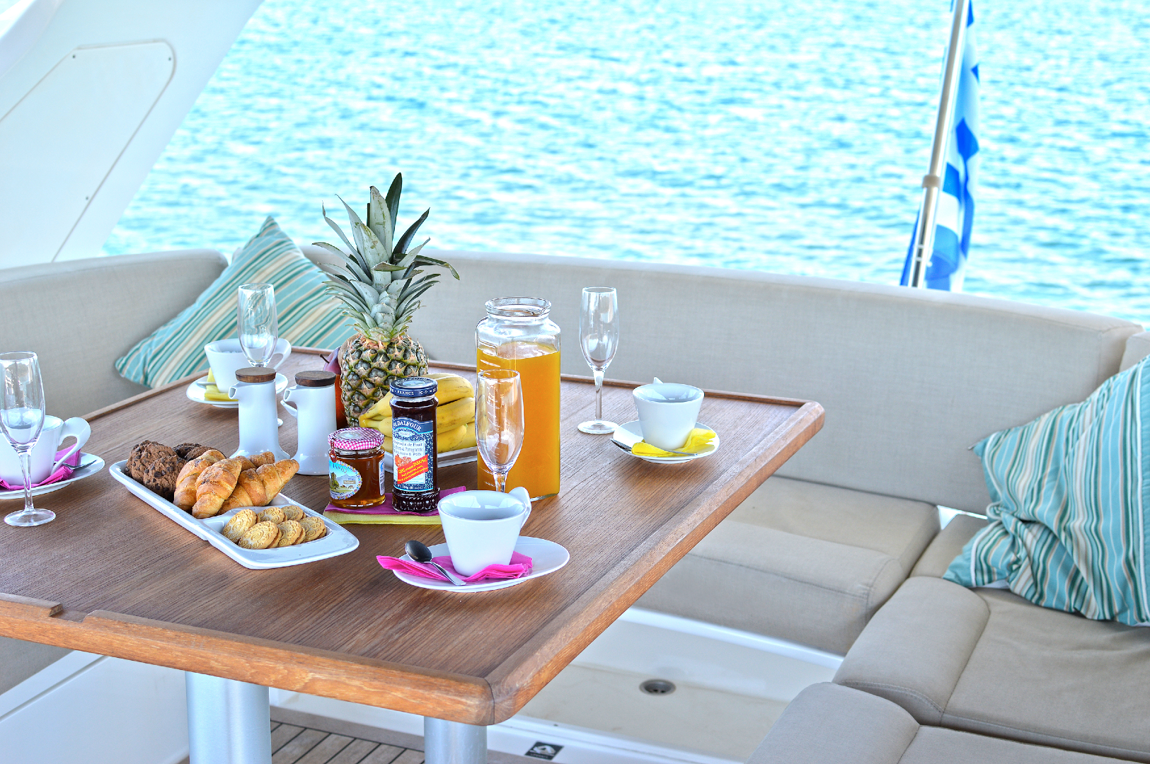breakfast-on-a-yacht