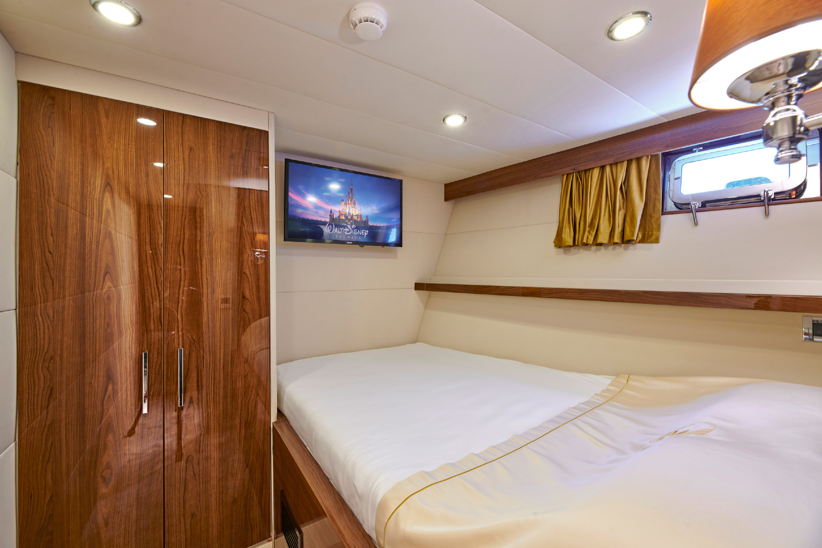 bedroom-tv-on-yacht