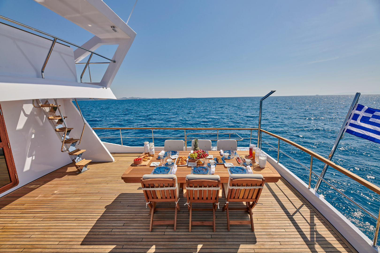 Luxury-Motor-yacht-Wide-Liberty-dining-deck