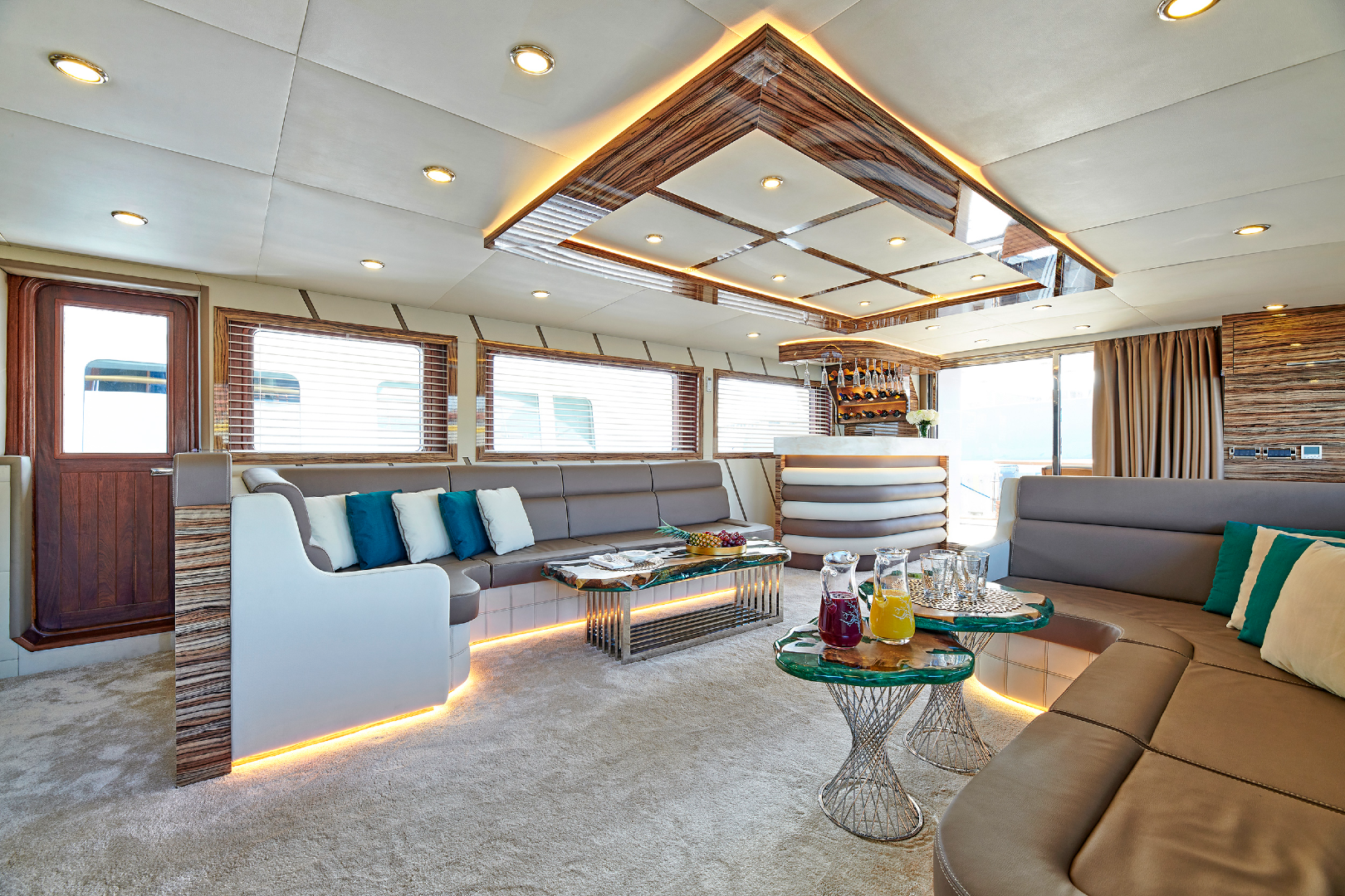 Luxury-Motor-yacht-Wide-Liberty-lounge