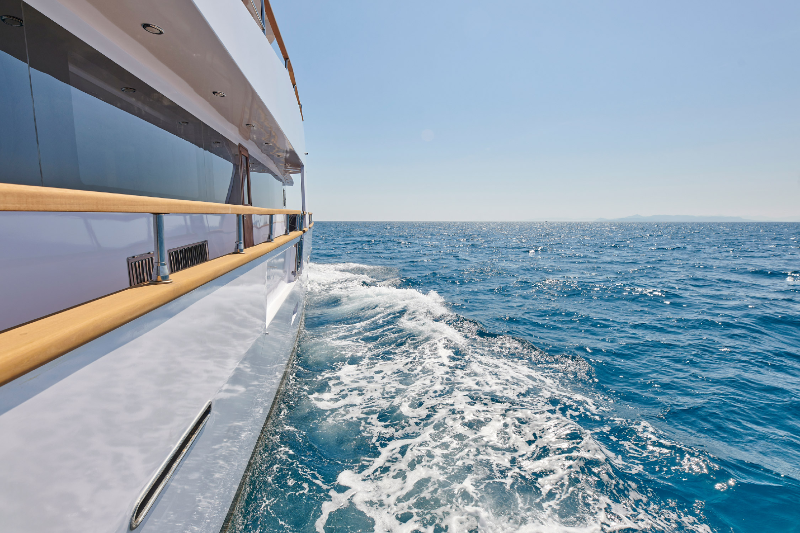 yacht-side-cruising