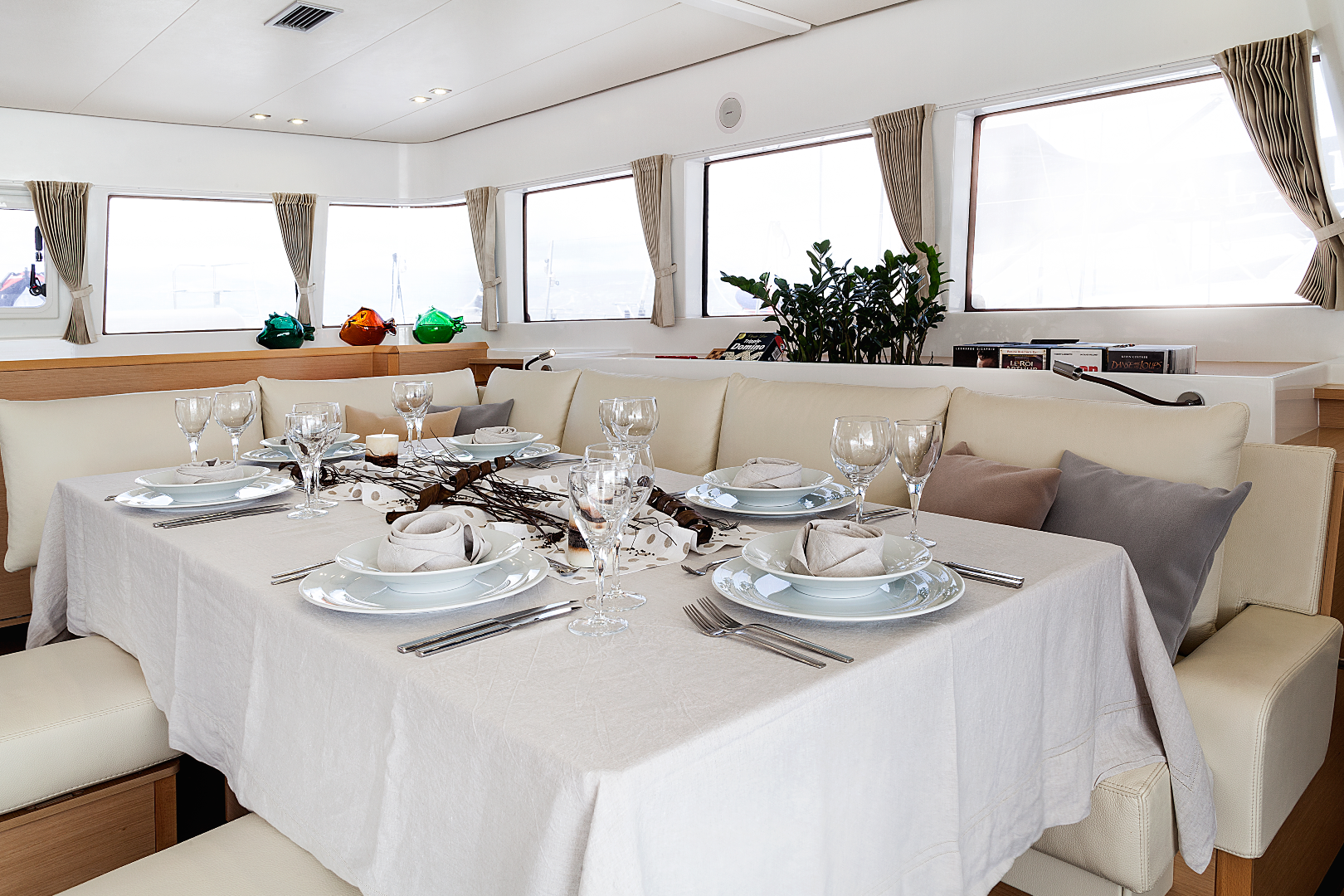 Luxury-yacht-dining-table