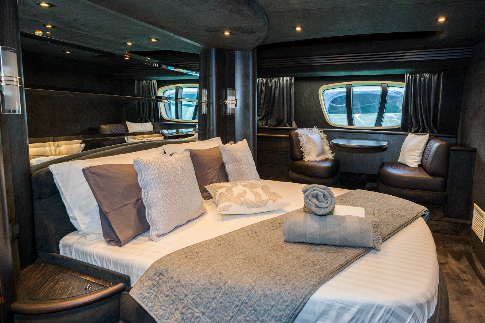 Luxury-motor-yacht-Medusa-bedroom