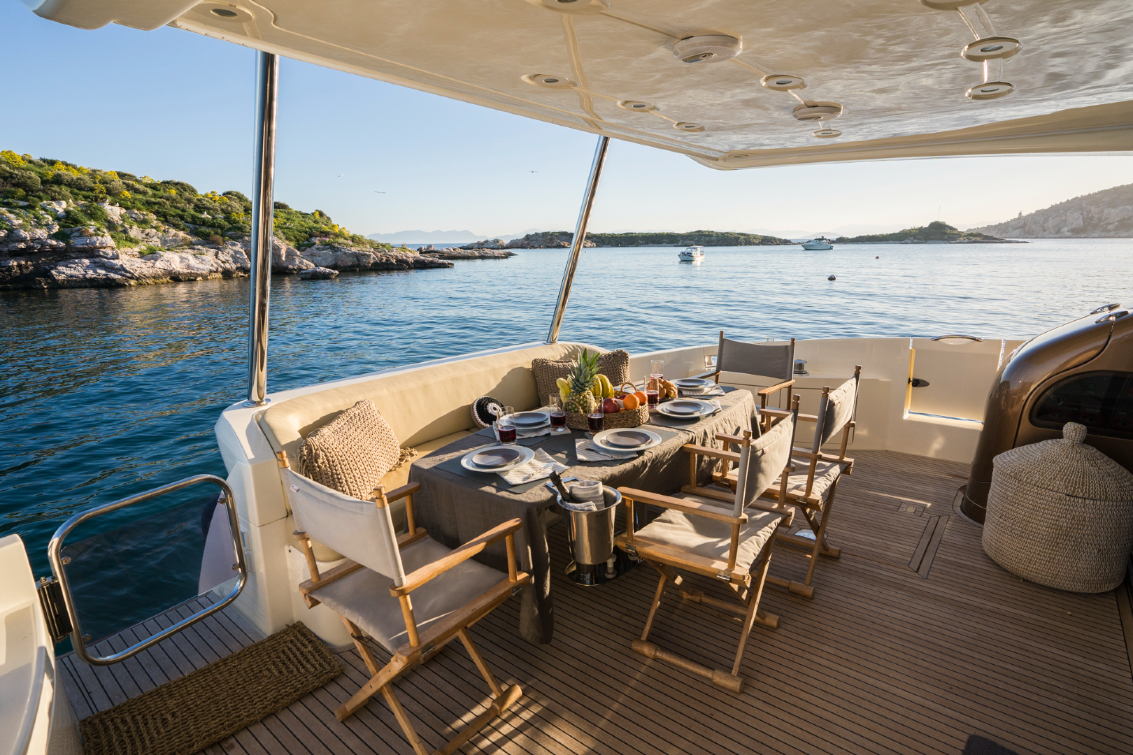 breakfast-area-on-yacht