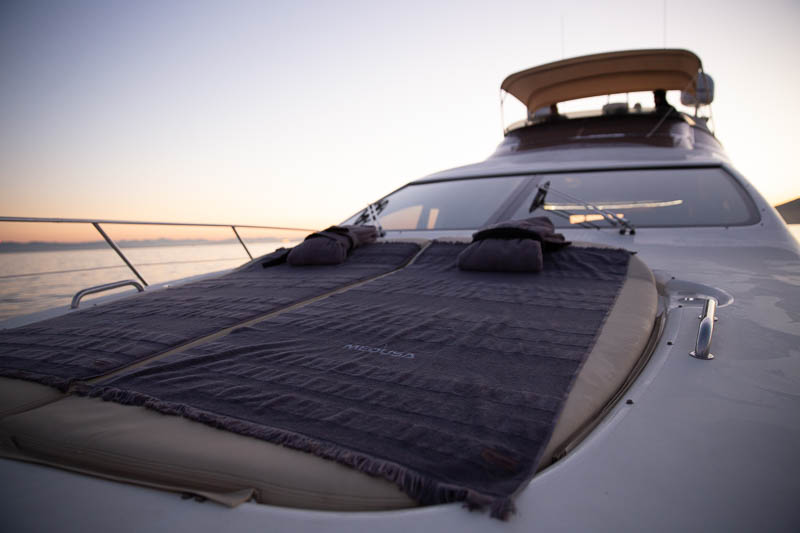 yacht-deck-with-towels