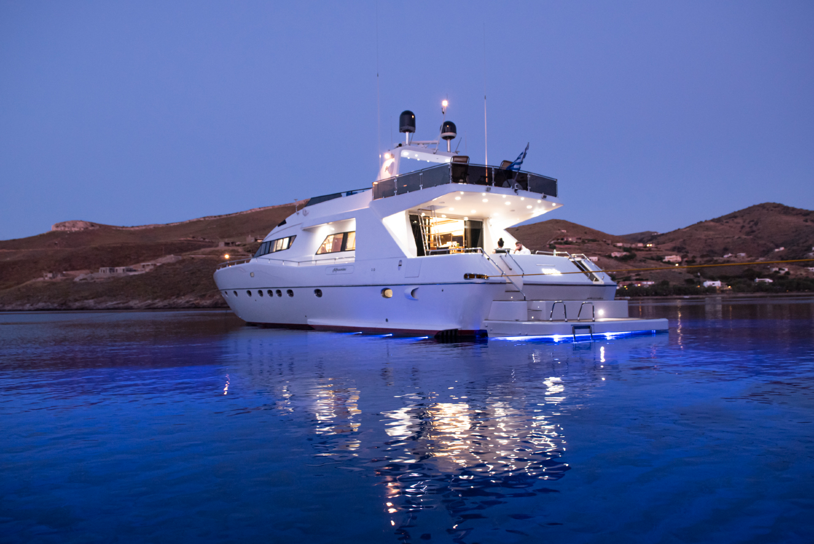 luxury-motor-yacht-Wish-at-night