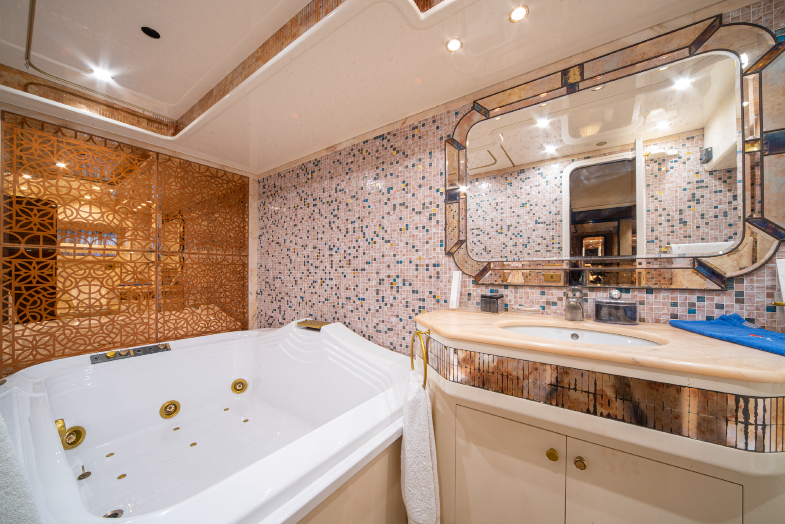 luxury-bathroom-with-bathub-on-yacht