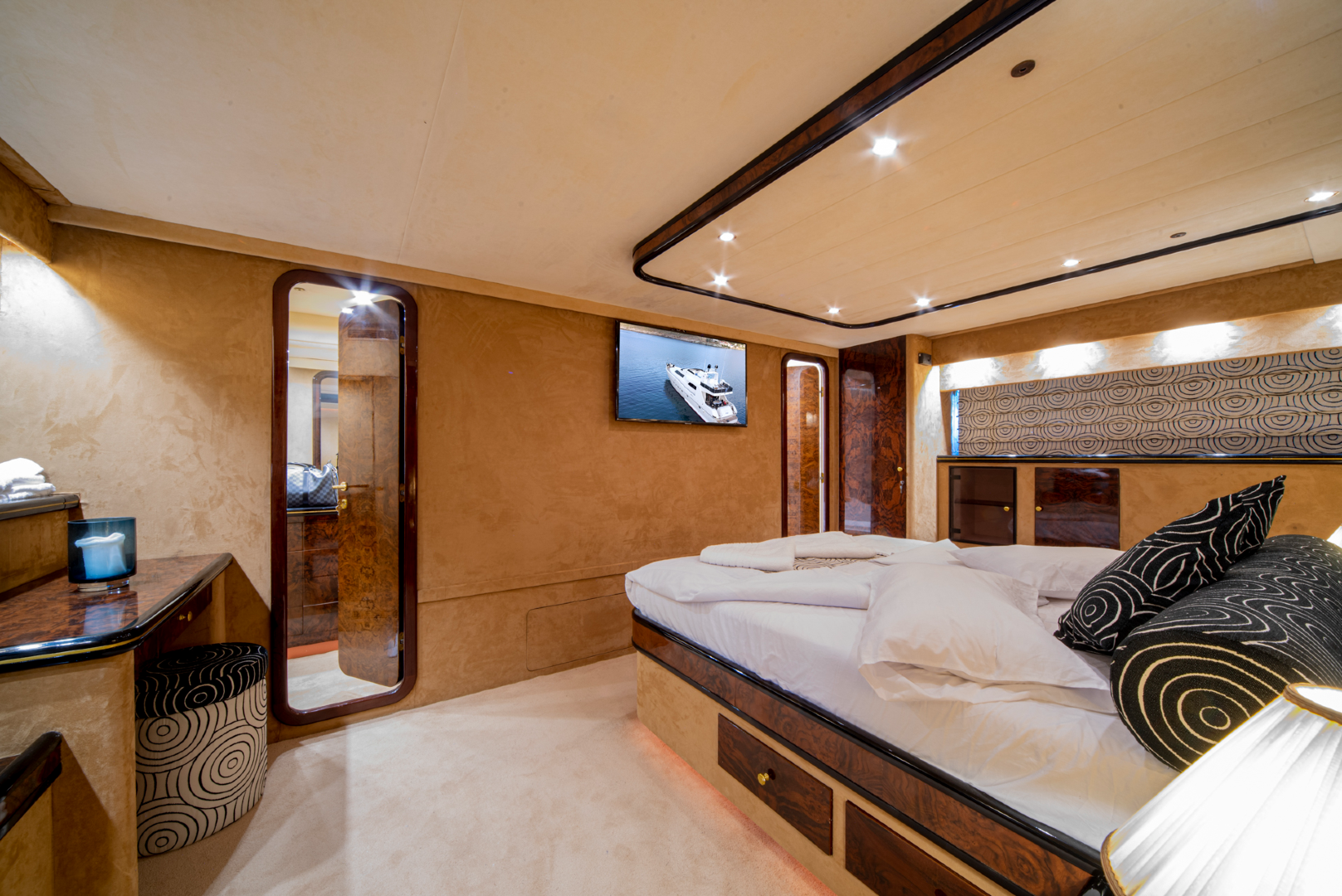 luxury-motor-yacht-Wish-bedroom-sight