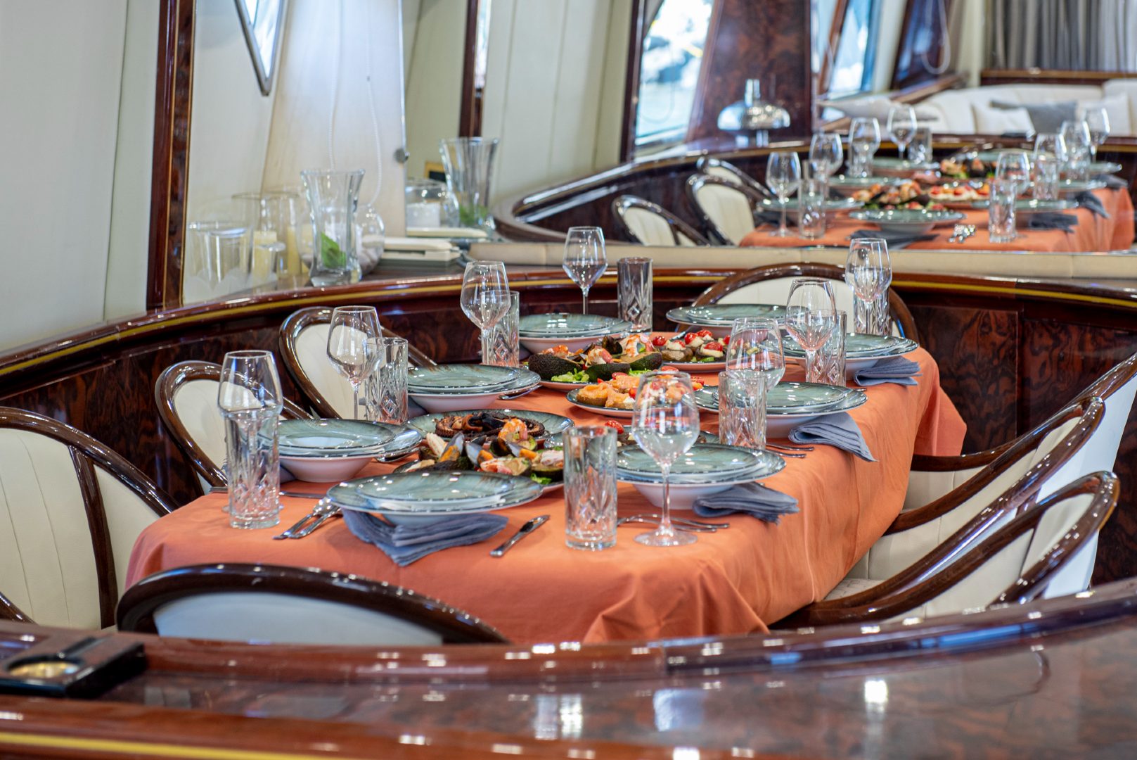 yacht-dinner-table-setup