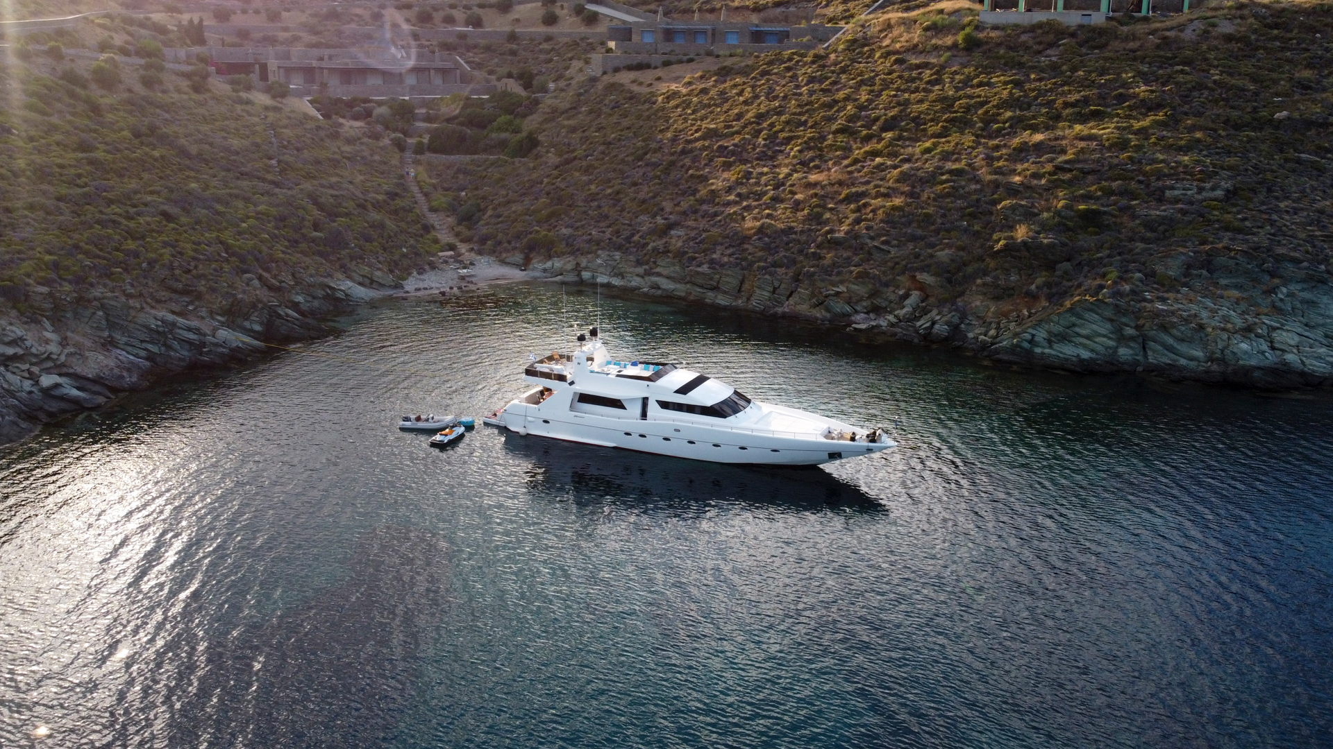 luxury-motor-yacht-Wish-side-view