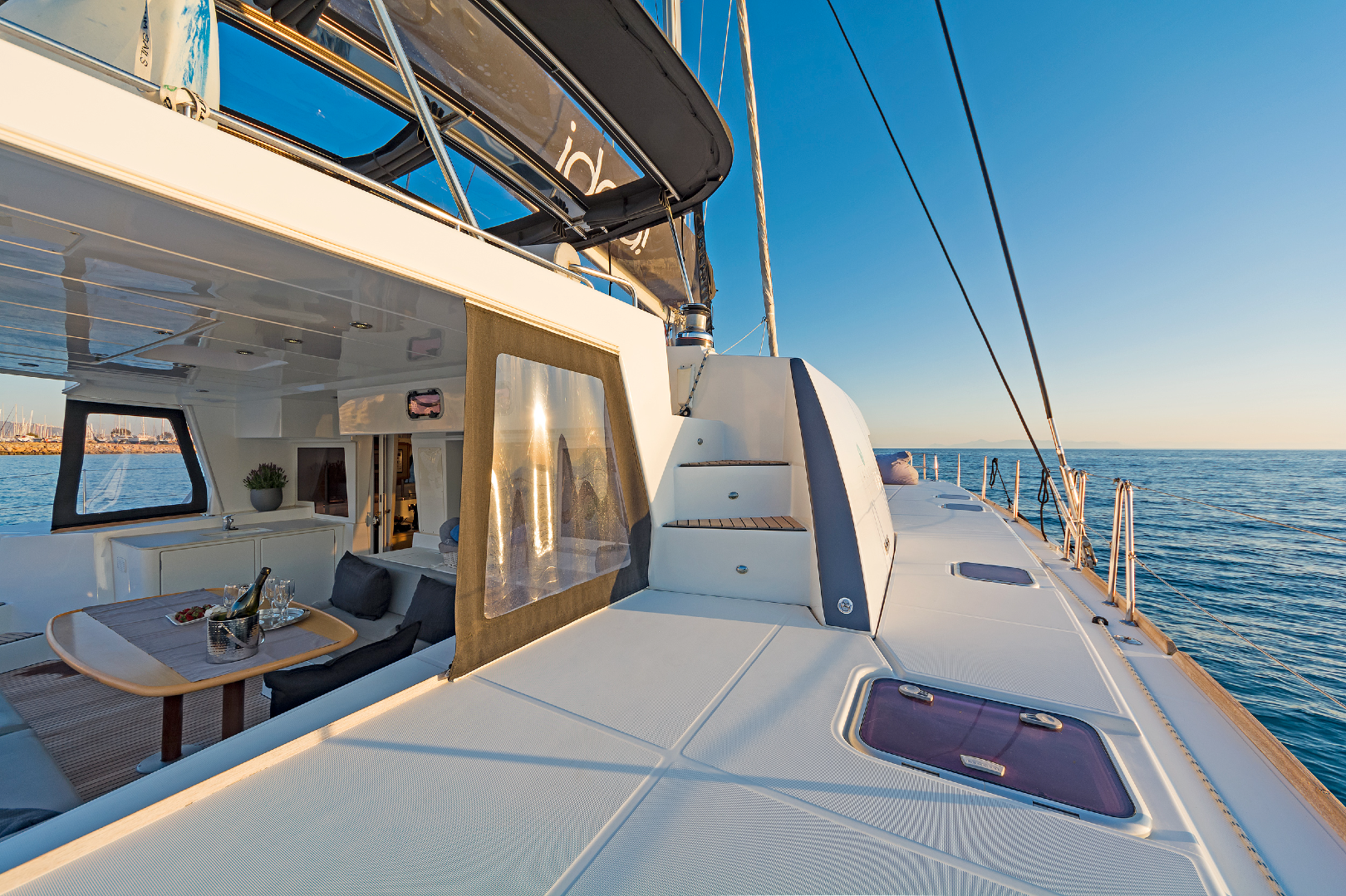 sailing-catamaran-Idea!-deck-side passage