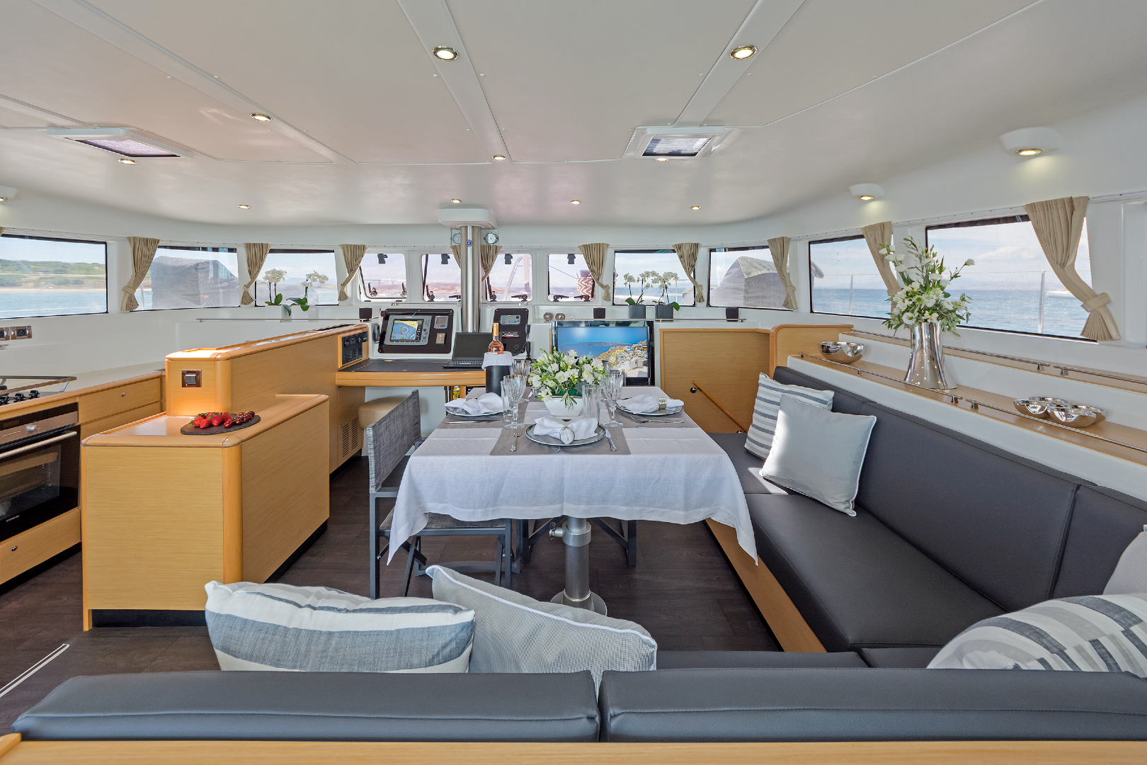 luxury-sailing-catamaran-Idea!-lounge