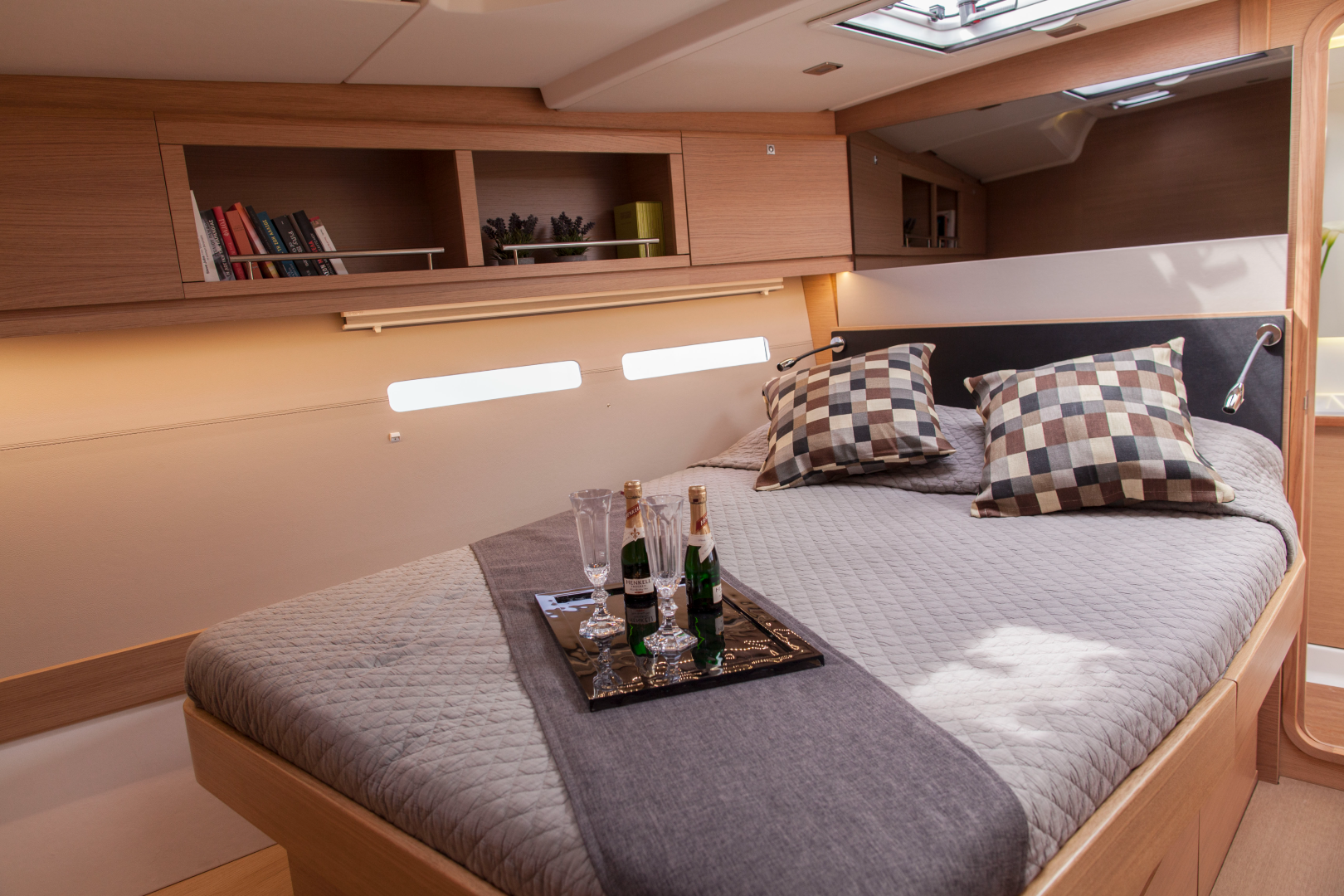 Luxury-sailing-yacht-Drunken Sailor-main-cabin