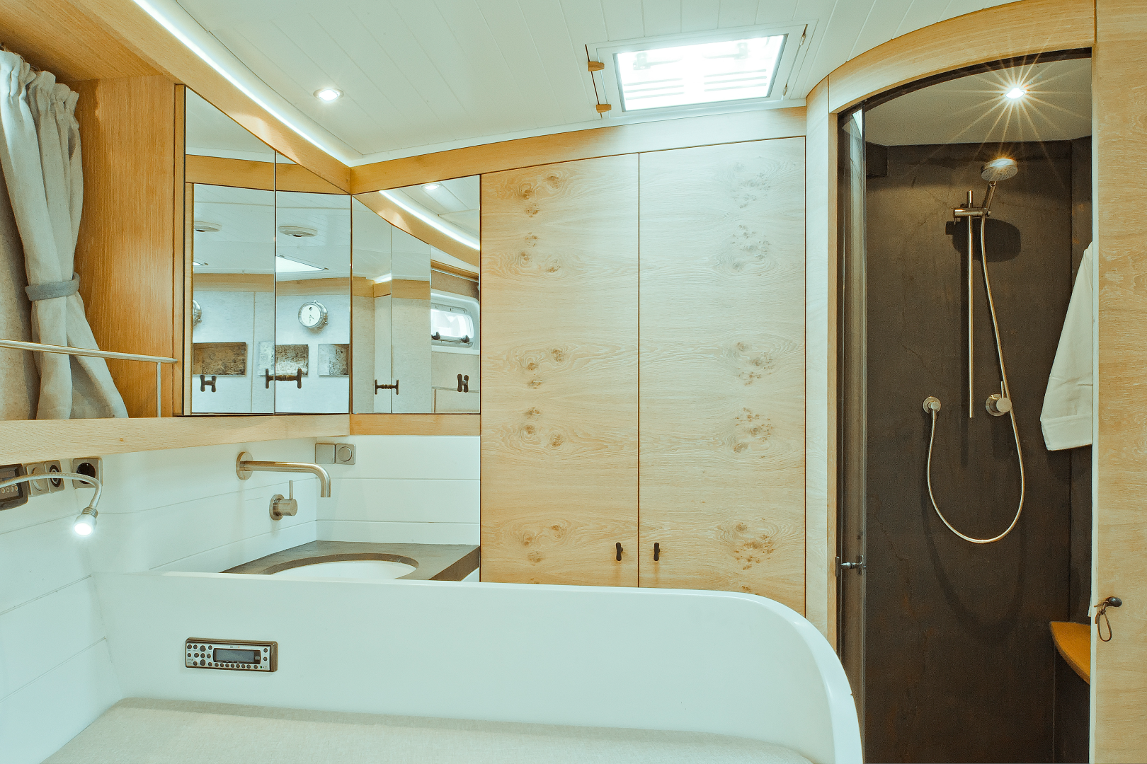 bathroom-shower-on-yacht