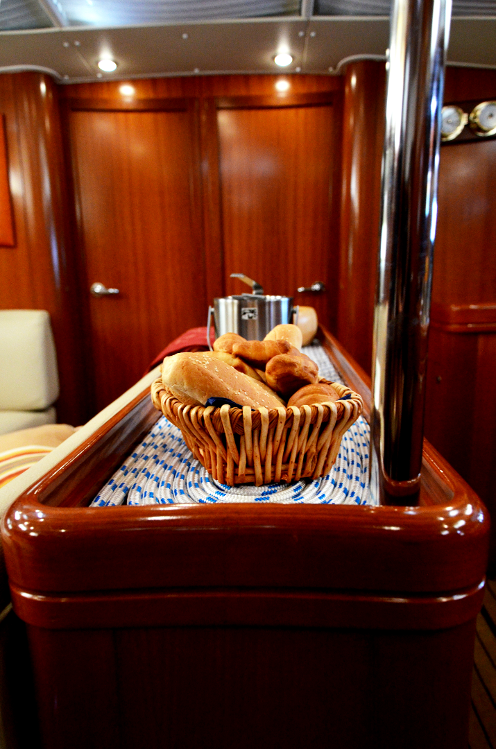yacht-counter-with-bread