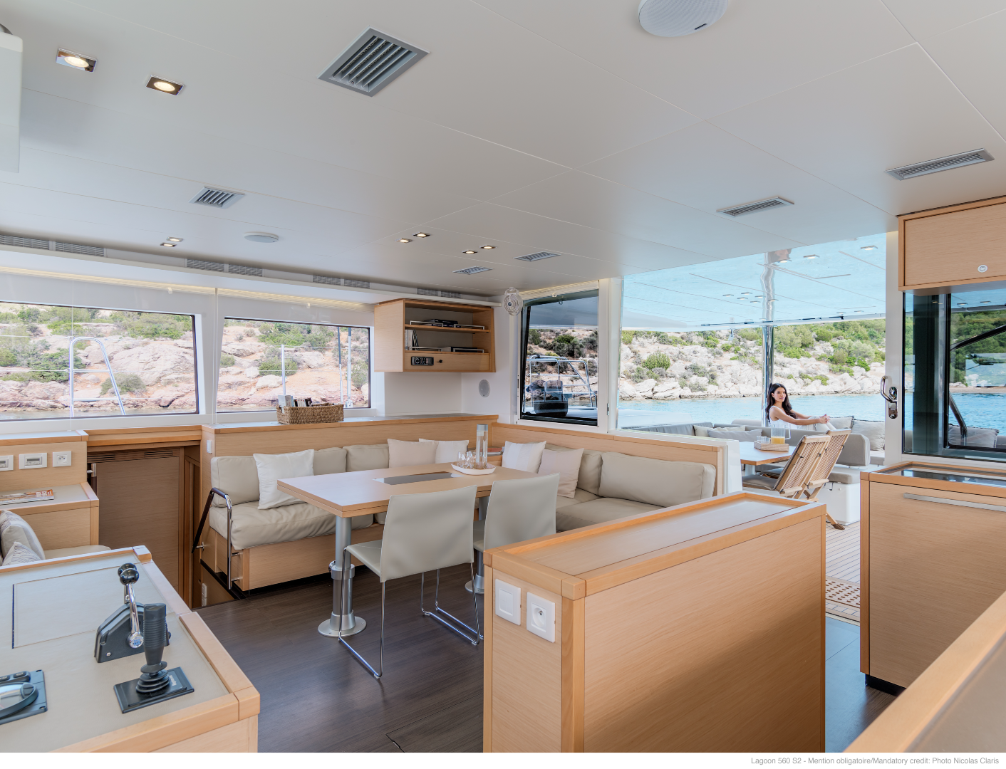 catamaran-Lagoon-interior-deck