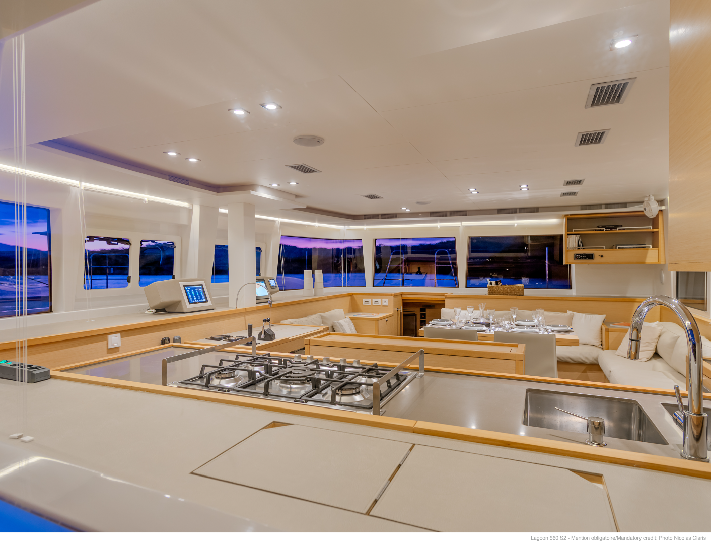 catamaran-Lagoon-kitchen-dininig-room