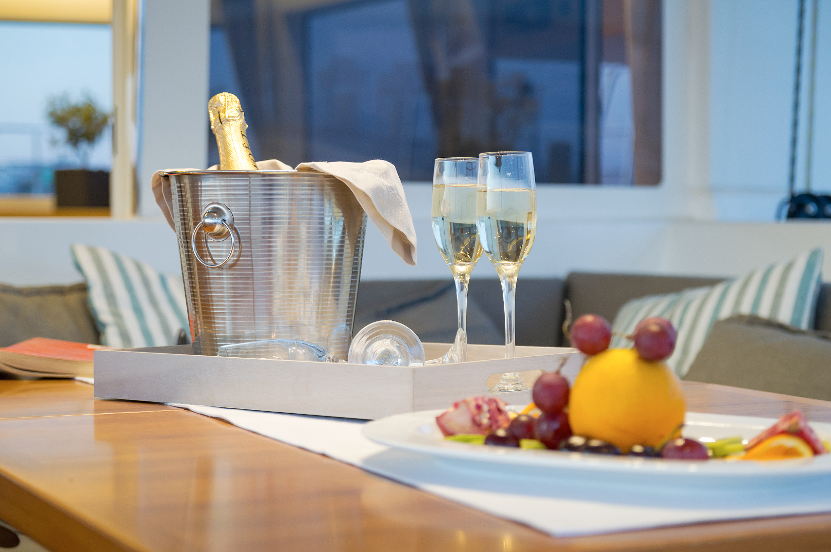 champagne-fruit-on-table
