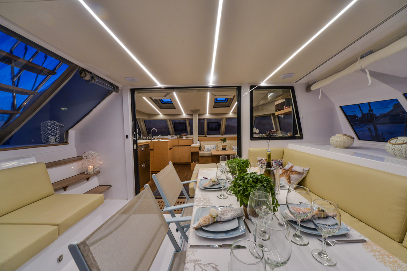 catamaran-Odyssey-dinner-table