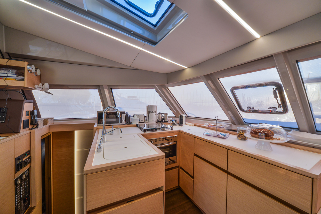 catamaran-kitchen