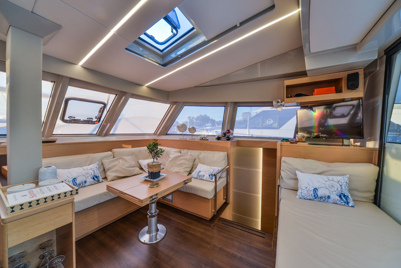 catamaran-lounge