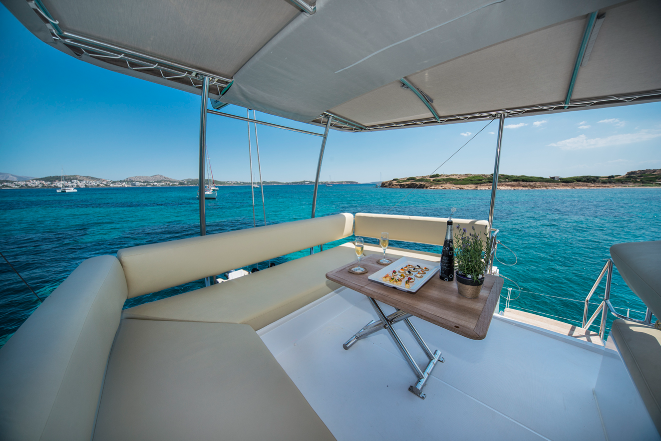catamaran-champagne-snacks-upper-deck