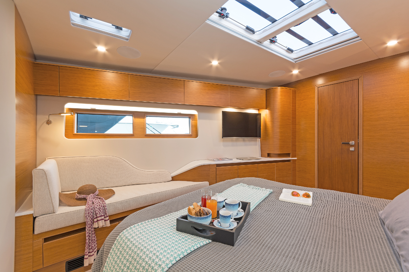 yacht-Alizee-main-cabin-view