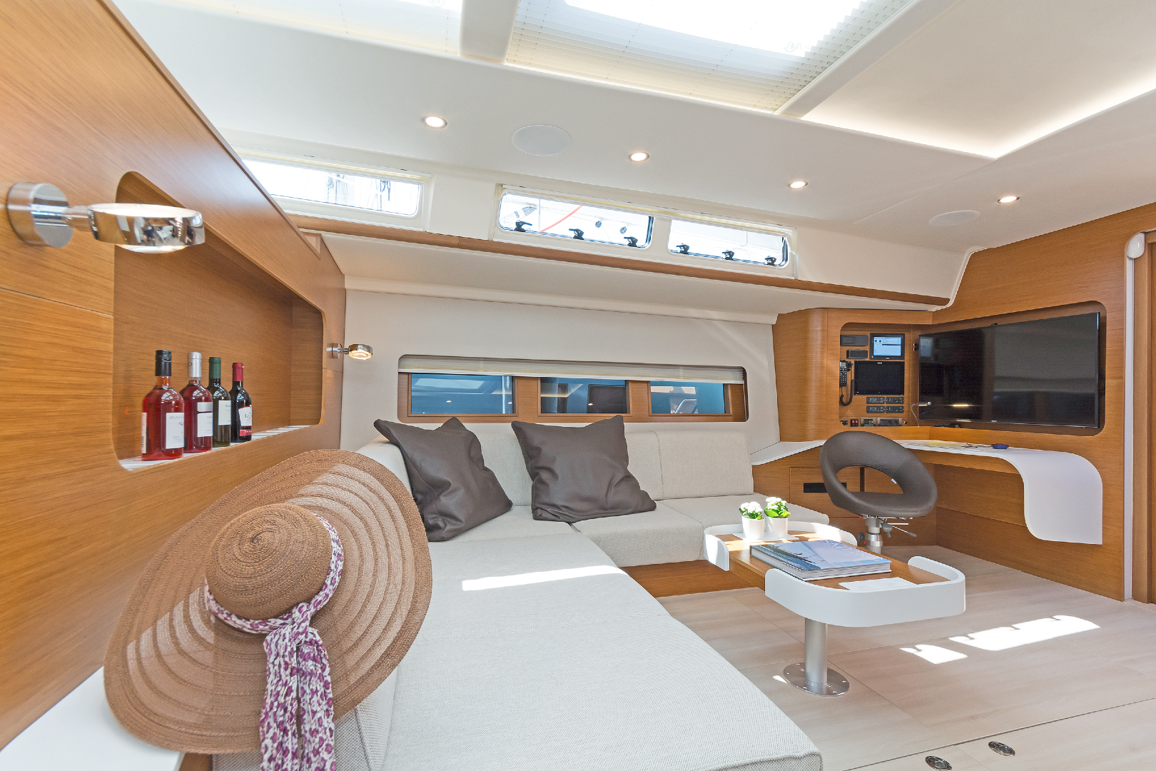 yacht-saloon-view