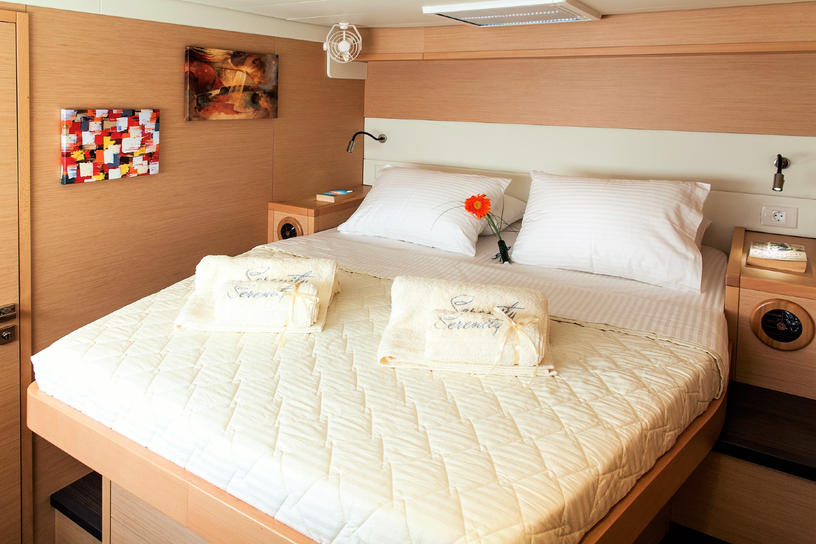 catamaran-Serenity-bedroom