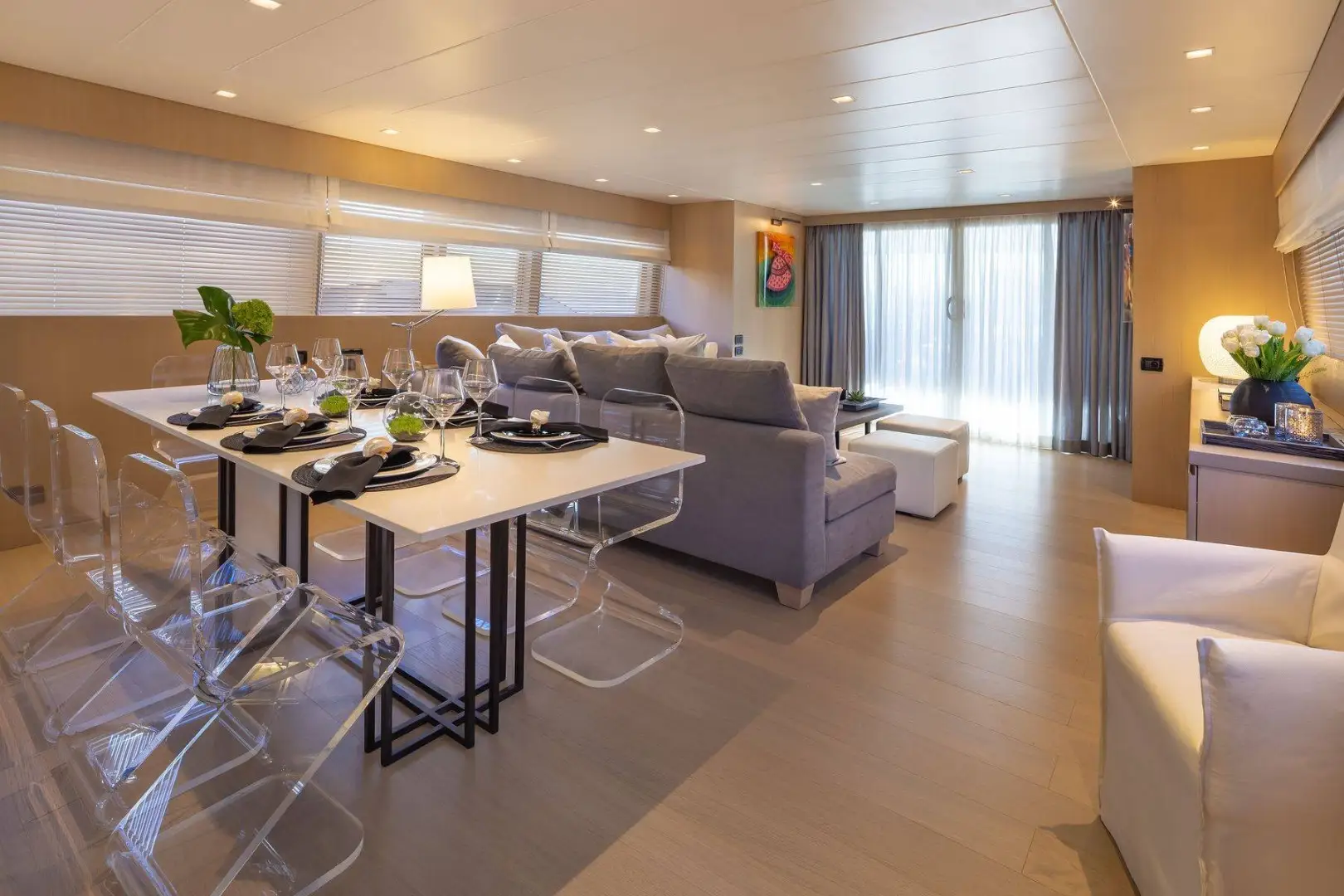 interior-dining-on-a-yacht