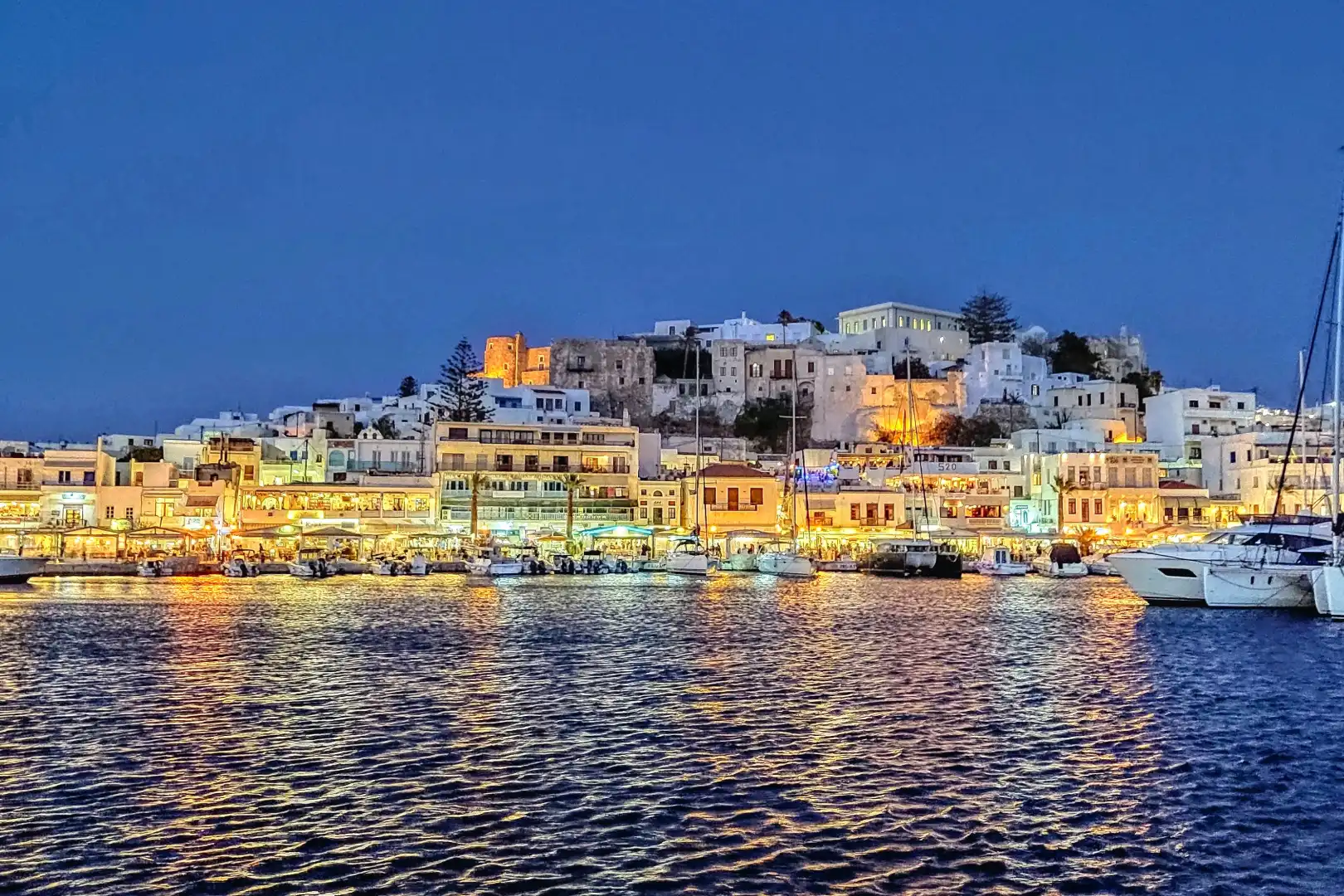 Night-view-of-town-in-Cyclades