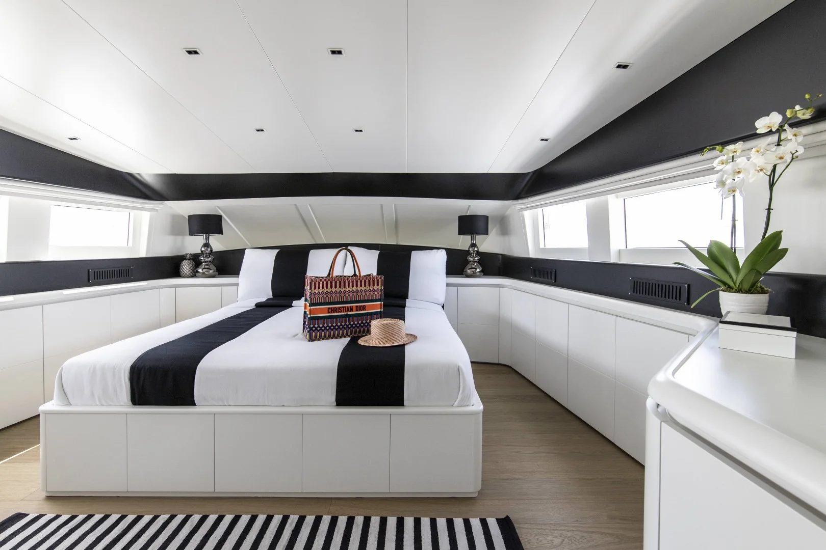 luxury-bedroom-on-yacht