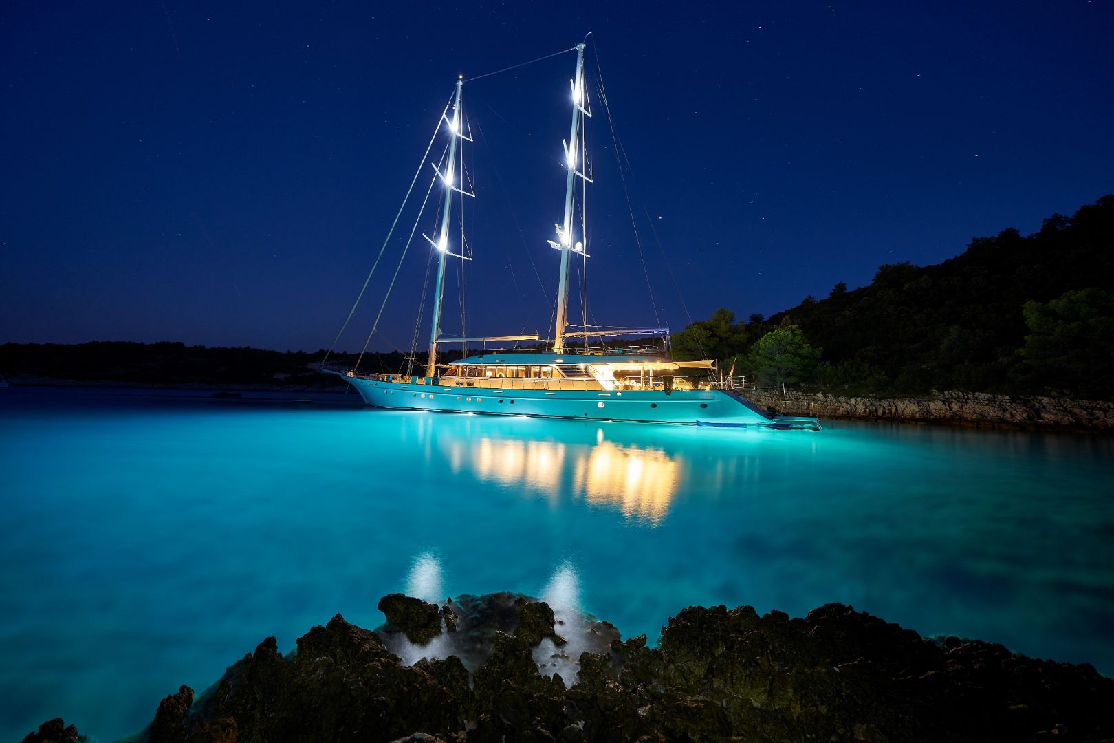 luxury-yacht-in-bay-anchored