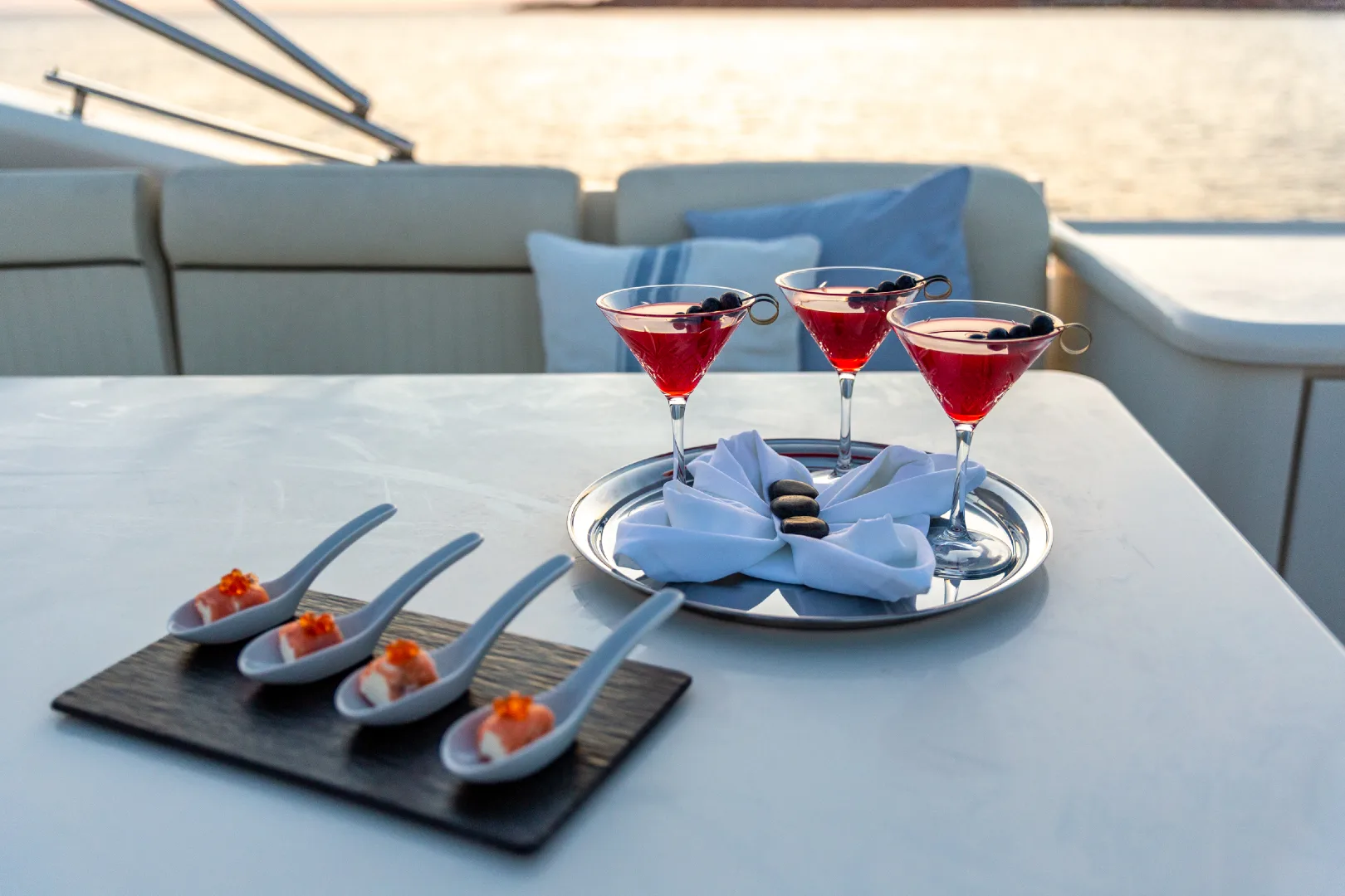 cocktail-on-yacht-with-appetizers