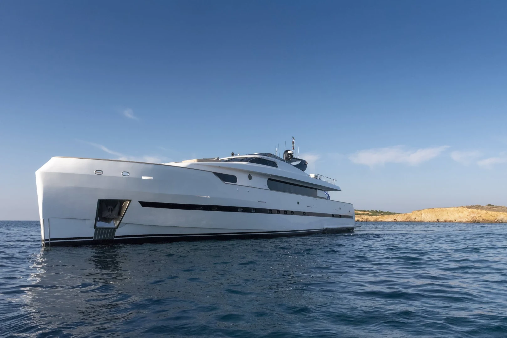 Luxury-yacht-Project-steel-from-side