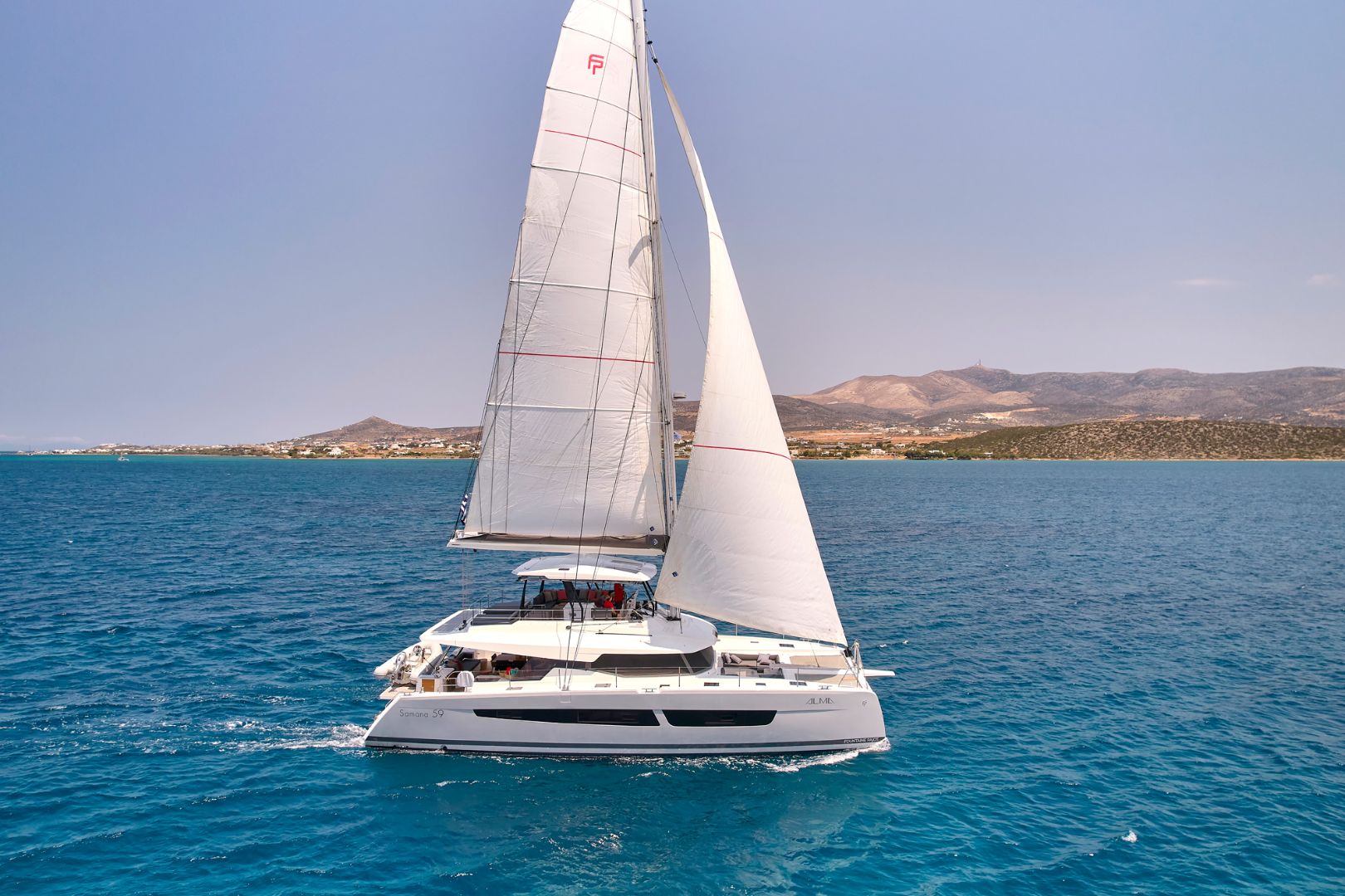 Yacht-Alma-sailing-side